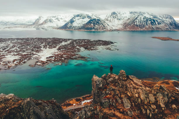 sommet de hoven, îles lofoten - comté de nordland photos et images de collection