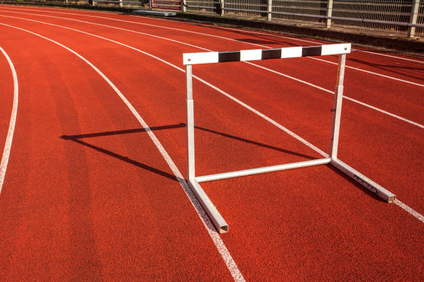 barriera gara ostacoli su pista stadio - track and field stadium foto e immagini stock