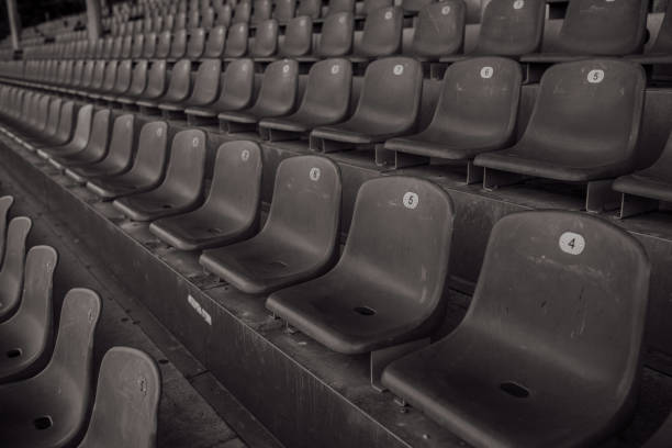 posti vuoti in uno stadio sportivo in bianco e nero - stadium bleachers seat empty foto e immagini stock
