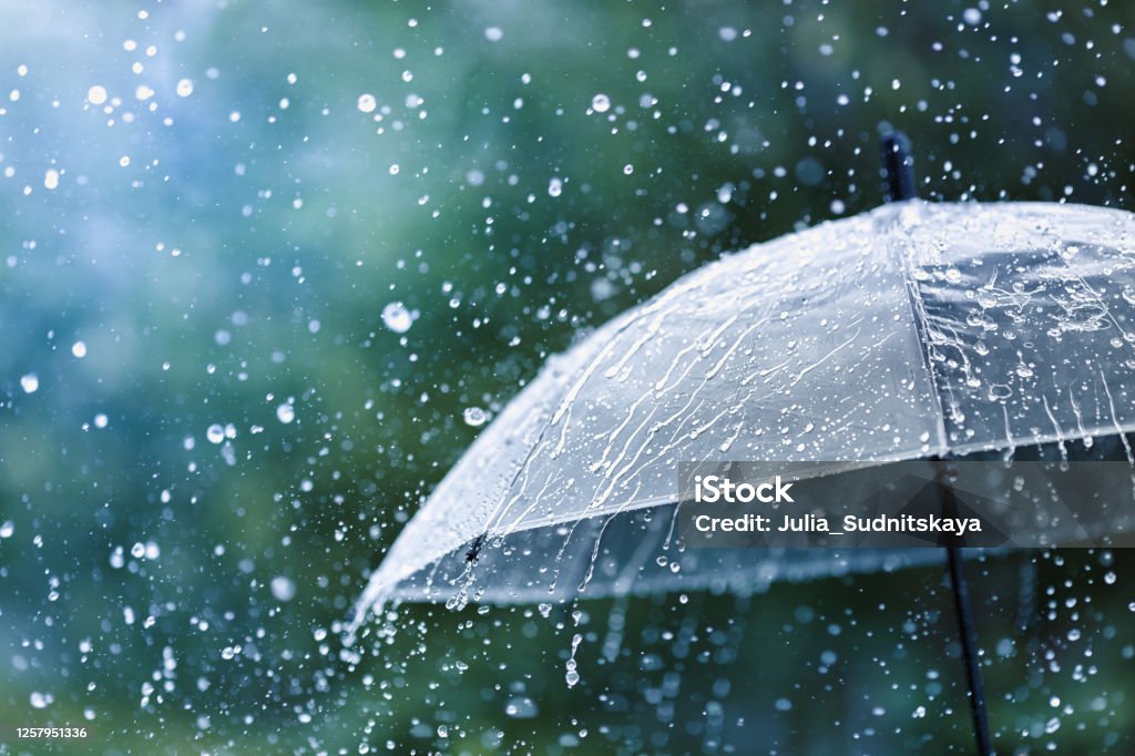 Transparante Paraplu Onder Tegen De Achtergrond Van De Spatten Van De Waterdalingen Regenachtig Stockfoto en meer beelden van Regen - iStock