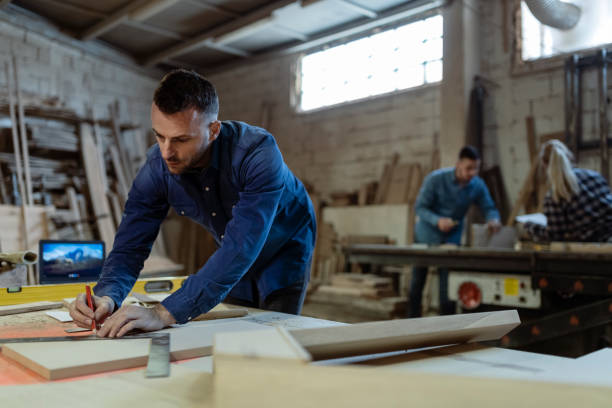 concepto de carpintería y fabricación de muebles - maintenance engineer home improvement men manual worker fotografías e imágenes de stock