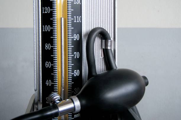 quecksilber blutdruckmessgerät - hypertensive blood pressure gauge mercury physical pressure stock-fotos und bilder