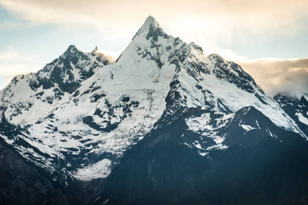 Sunset On The Snow Capped Meili Mountain In Meili In Yunnan In Meili In Yunnan meili mountains photos stock pictures, royalty-free photos & images