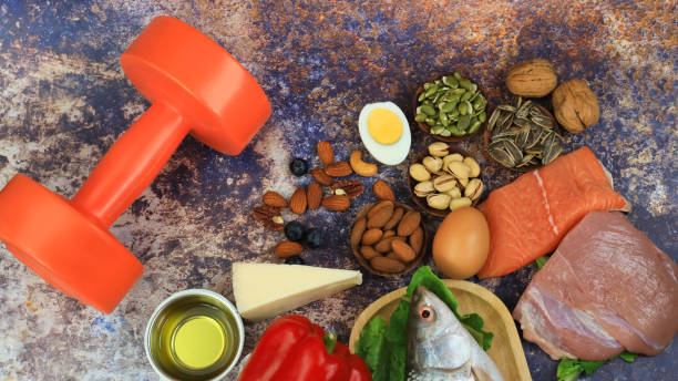 케토제닉 다이어트 음식과 야채, �생선, 고기, 치즈, 테블 배경에 견과류와 아령과 체중 감량 개념으로 균형 잡힌 저탄수화물 식품 - lowcarb 뉴스 사진 이미지