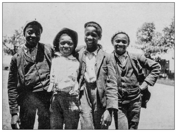 골동품 흑백 사진 : 남부 미국에서 아이들의 그룹 - 아프리카계 미국 민족 이미지 stock illustrations
