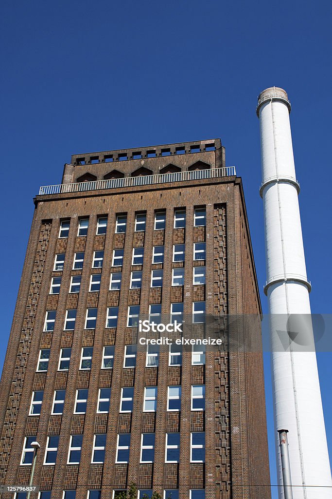 Smokestack und Backstein-Gebäude - Lizenzfrei Abgas Stock-Foto