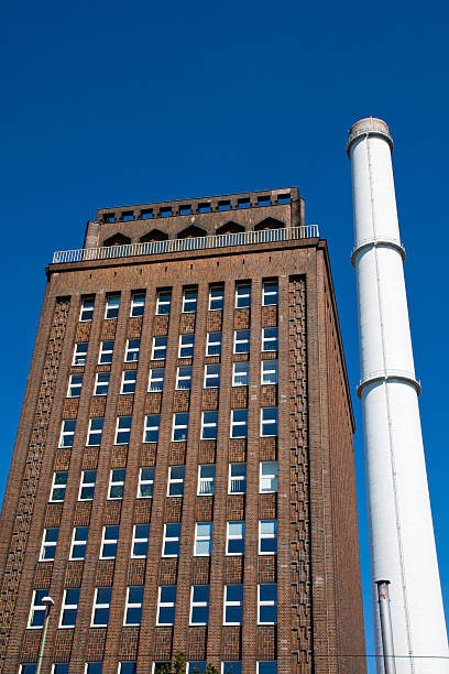 smokestack y edificio de ladrillos - schwerindustrie fotografías e imágenes de stock