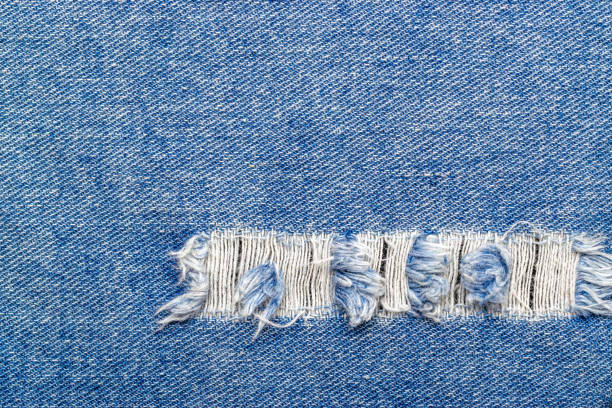 jeansowy wzór z bliska. niebieska jeansowa tekstura tekstylna do tkaniny mody z kopią miejsca. tło materiału indygo - frayed burlap textile part of zdjęcia i obrazy z banku zdjęć