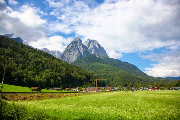 hammersbach en baviera y montaña waxenstein. - waxenstein fotografías e imágenes de stock