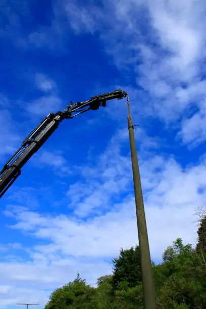 Dismantling of a high-voltage pylon with the help of a mobile crane
