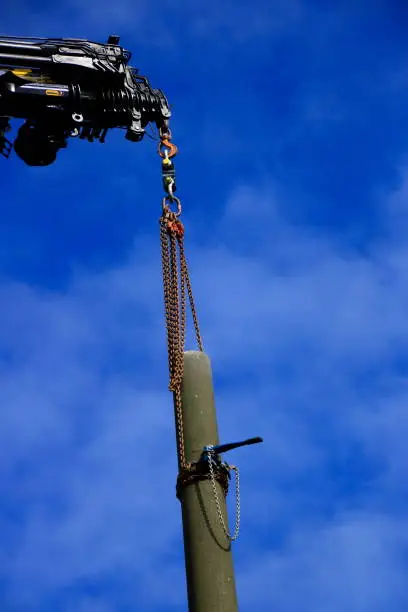 Dismantling of a high-voltage pylon with the help of a mobile crane