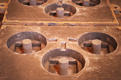 Molds for pouring metal for the manufacture of parts. High temperature molds for parts.