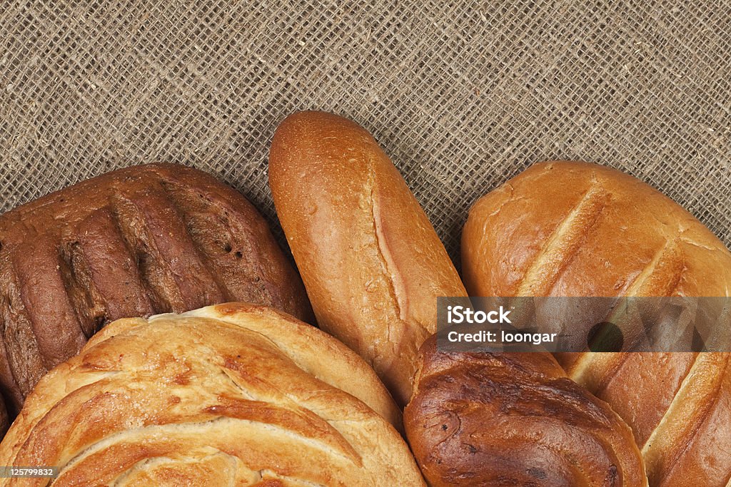 Vielzahl von frischem Brot mit sackcloth Hintergrund - Lizenzfrei Backen Stock-Foto