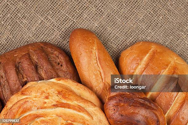 Vielzahl Von Frischem Brot Mit Sackcloth Hintergrund Stockfoto und mehr Bilder von Backen