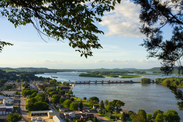 istock View of the Mississippi River 1258003333