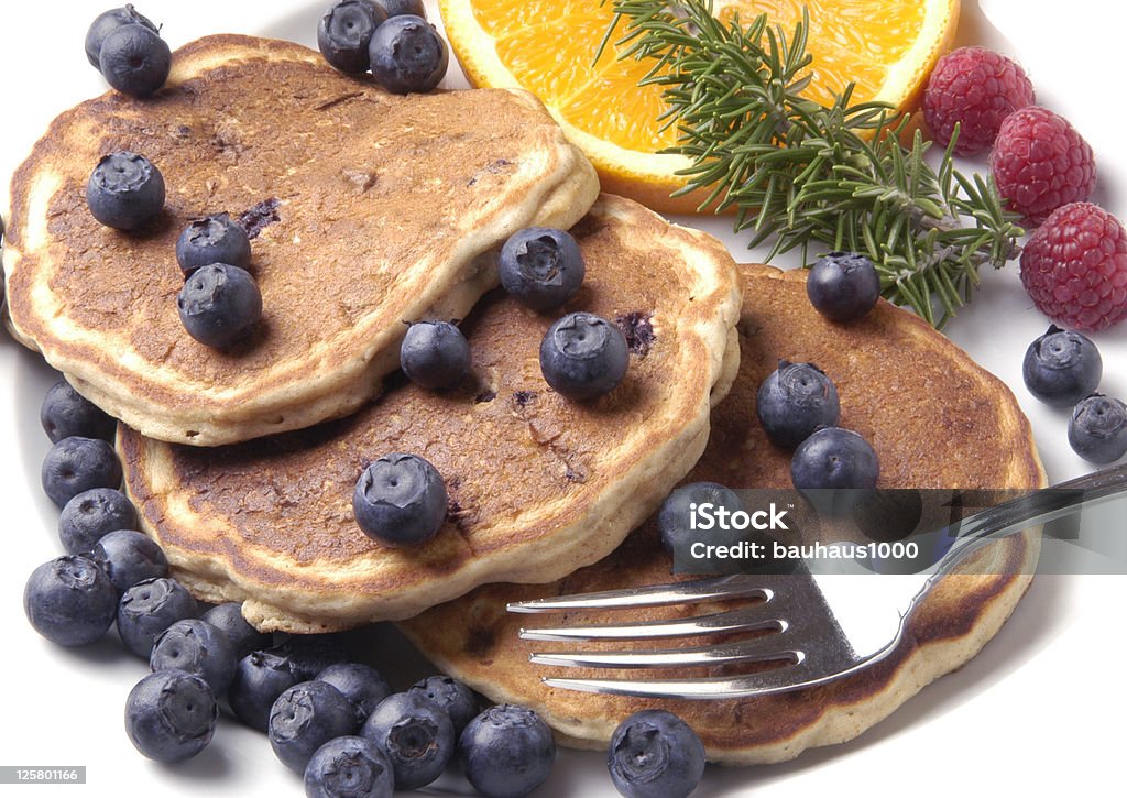 Crêpes avec les bleuets et la garniture - Photo de Pancake libre de droits