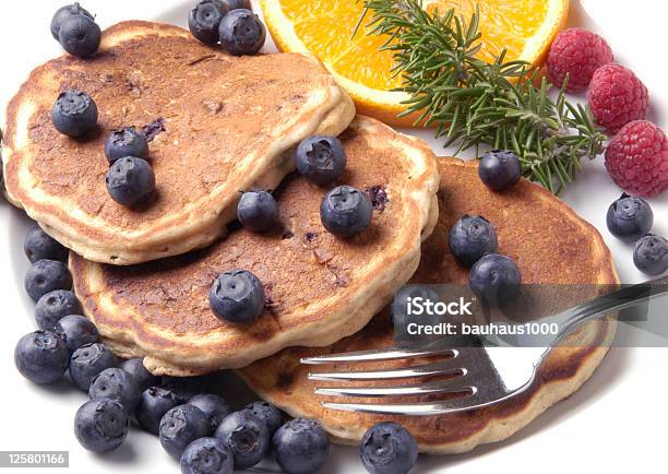 Photo libre de droit de Crêpes Avec Les Bleuets Et La Garniture banque d'images et plus d'images libres de droit de Pancake - Pancake, Myrtille américaine, Hygiène alimentaire