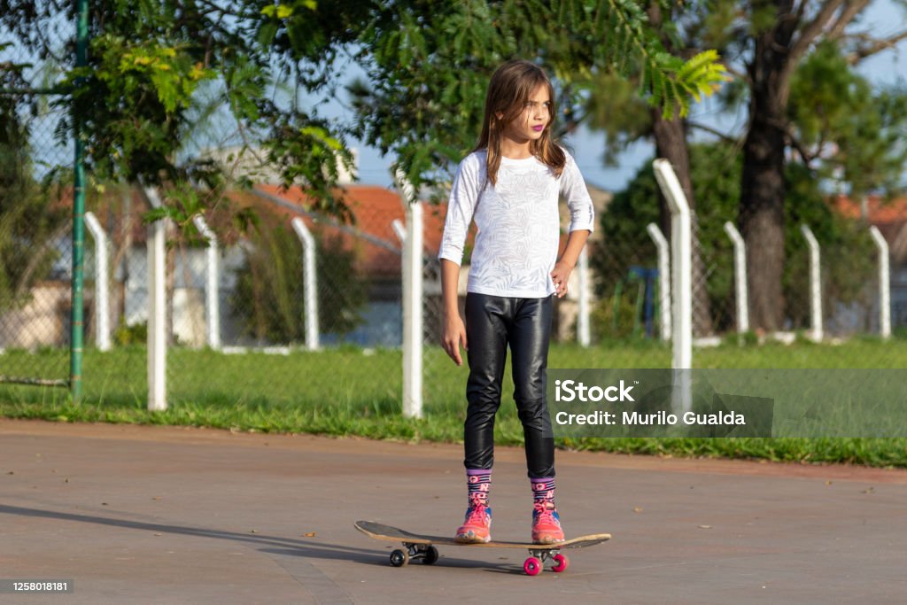Autonomi udstilling Forbrydelse Beautiful Blonde Girl Riding A Skateboard In The Park At Sunset Stock Photo  - Download Image Now - iStock
