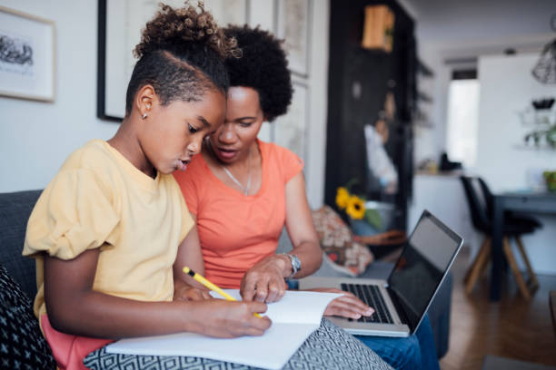 madre afroamericana ayudando a su hija con la tarea - concentration teacher business copy space fotografías e imágenes de stock