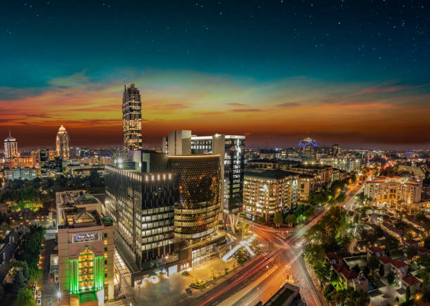 sandton ciudad johannesburgo por la noche en gauteng sudáfrica - south africa fotografías e imágenes de stock