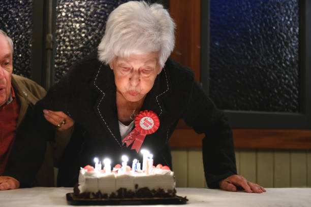 senioren im garten feiern geburtstag - long life cake birthday cake grandparent stock-fotos und bilder