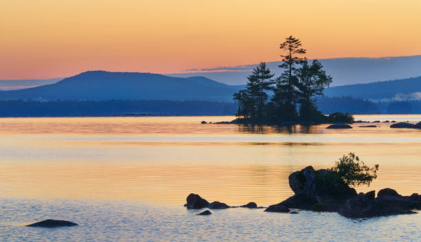 サンライズの静かなアルパイン湖 - mt katahdin ストックフォトと画像