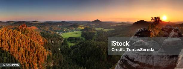 Photo libre de droit de Coucher De Soleil Dans Les Montagnes Suisses En République Tchèque banque d'images et plus d'images libres de droit de Agriculture