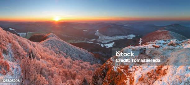 Photo libre de droit de Frosty Coucher Du Soleil Panorama De La Beauté Des Montagnes banque d'images et plus d'images libres de droit de Alpes européennes