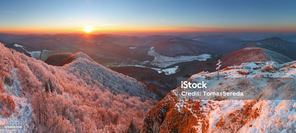 Frosty panorama do pôr do sol nas montanhas de Beleza - Royalty-free Alpes Europeus Foto de stock