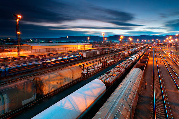 trens e caminhos ­ de ­ ferro para o transporte de mercadorias - freight train - fotografias e filmes do acervo