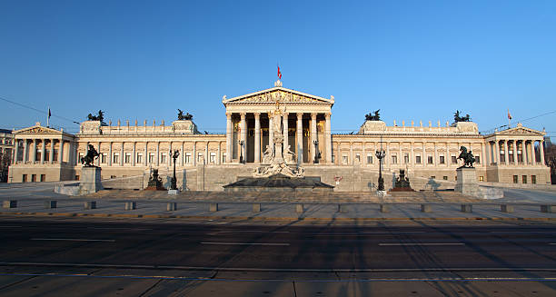 house of parliment a vienna, austria - colonnade column architecture austria foto e immagini stock