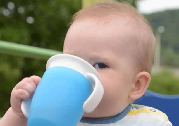 bambino con tazza d'acqua - baby cup foto e immagini stock