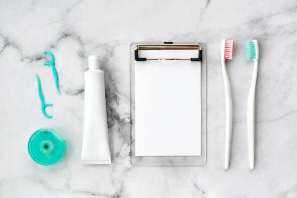 set di spazzolini da denti rosa e blu turchese, dentifricio e altri strumenti su sfondo marmoreo. concetto di odontoiatria e assistenza sanitaria. vista dall'alto, lay piatto. spazio di copia gratuito. - toothbrush pink turquoise blue foto e immagini stock