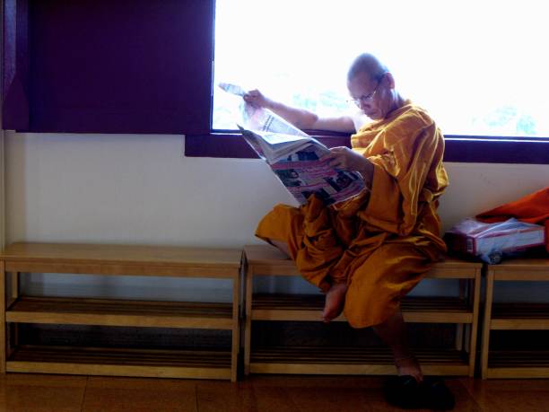 タイ・バンコクの寺院で新聞を読む僧侶。 - monk meditating thailand bangkok ストックフォトと画像