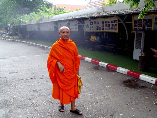 仏教僧がタイのバンコクの通りを歩く。 - monk meditating thailand bangkok ストックフォトと画像