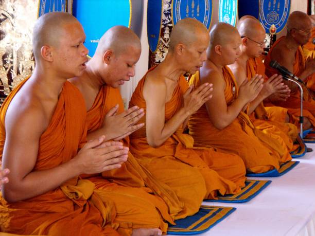 태국 방콕의 한 사원에서 열린 행사에서 불교 승려들이 기도하고 있다. - monk meditating thailand bangkok 뉴스 사진 이미지