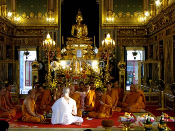 ceremonia de ordenación de un nuevo monje budista en el templo wat ratchabophit en bangkok, tailandia. - monk meditating thailand bangkok fotografías e imágenes de stock