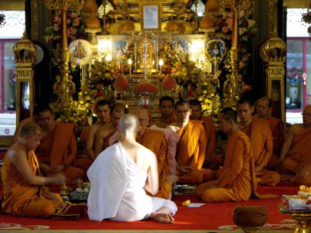 ceremonia de ordenación de un nuevo monje budista en el templo wat ratchabophit en bangkok, tailandia. - monk meditating thailand bangkok fotografías e imágenes de stock