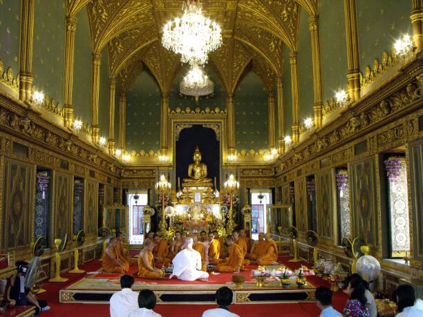 ceremonia de ordenación de un nuevo monje budista en el templo wat ratchabophit en bangkok, tailandia. - monk meditating thailand bangkok fotografías e imágenes de stock