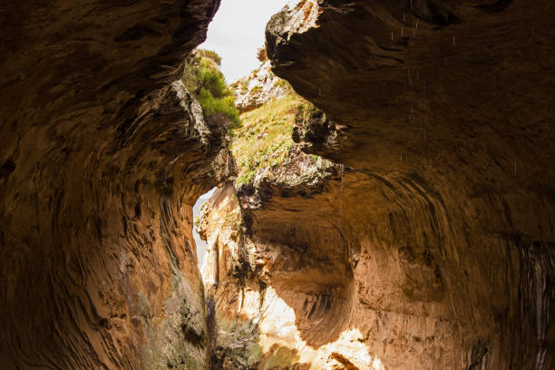 嵐の後のエコ渓谷の中 - echo canyon ストックフォトと画像