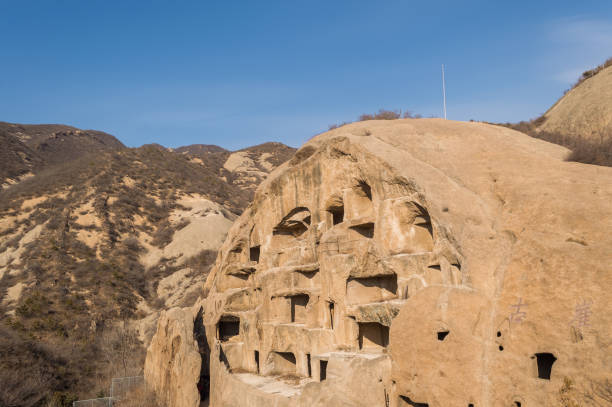 alte klippen bewohnen guyaju-höhlen im yanqing county, provinz hebei in china - pit house stock-fotos und bilder