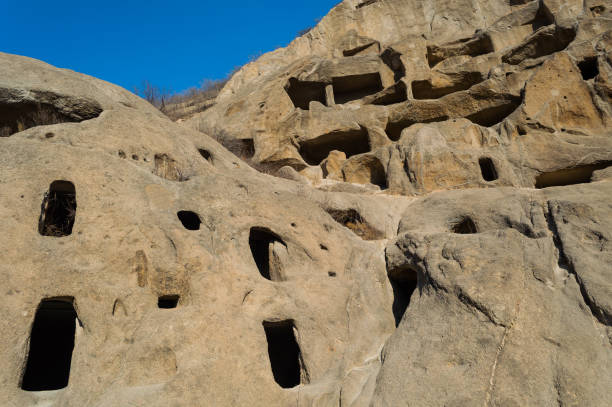 alte klippen bewohnen guyaju-höhlen im yanqing county, provinz hebei in china - pit house stock-fotos und bilder