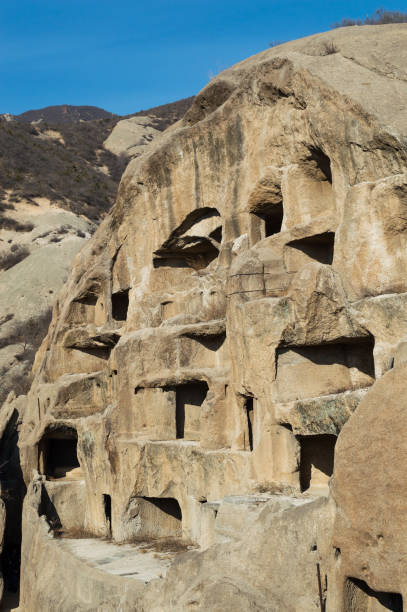 alte klippen bewohnen guyaju-höhlen im yanqing county, provinz hebei in china - pit house stock-fotos und bilder