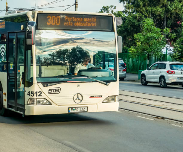 bus no.300 à partding à bucarest transit corporation dans la circulation. - 300 photos et images de collection