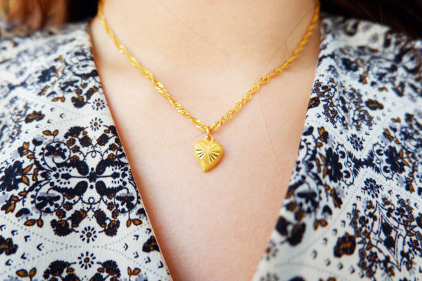 ręka i czasownik - necklace jewelry heart shape gold zdjęcia i obrazy z banku zdjęć