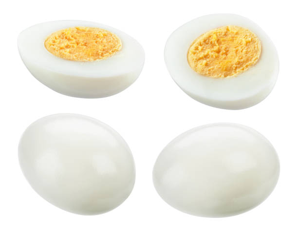 isolato di uova sode. uovo sodo di pollo. uovo intero e metà con tuorlo su bianco. tracciato di ritaglio. - hard cooked egg foto e immagini stock