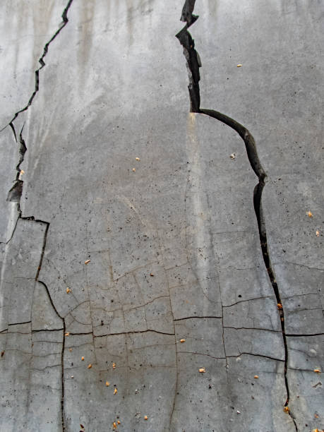 istock Cracks in the flower box, Risse in der Blumenkiste 1258110949