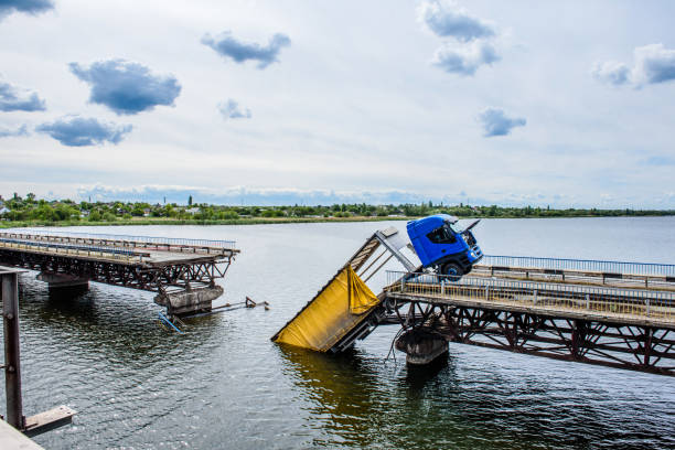 destrucción de estructuras de puentes a través del río con el colapso de secciones en el agua - colapsando fotografías e imágenes de stock