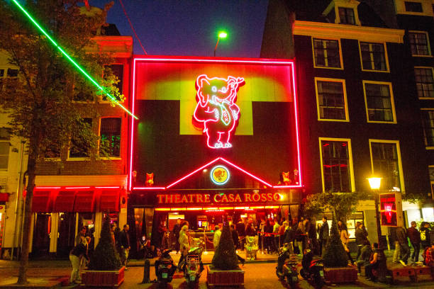 アムステルダムの性的エンターテイメント劇場カサ・ロッソで夜に多くの人々 - prostitution night horizontal outdoors ストックフォトと画像