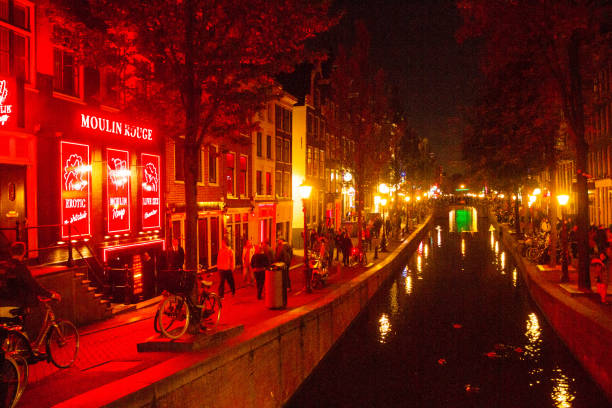 canal achtergurgwal e bar ad amsterdam di notte - prostitution night horizontal outdoors foto e immagini stock
